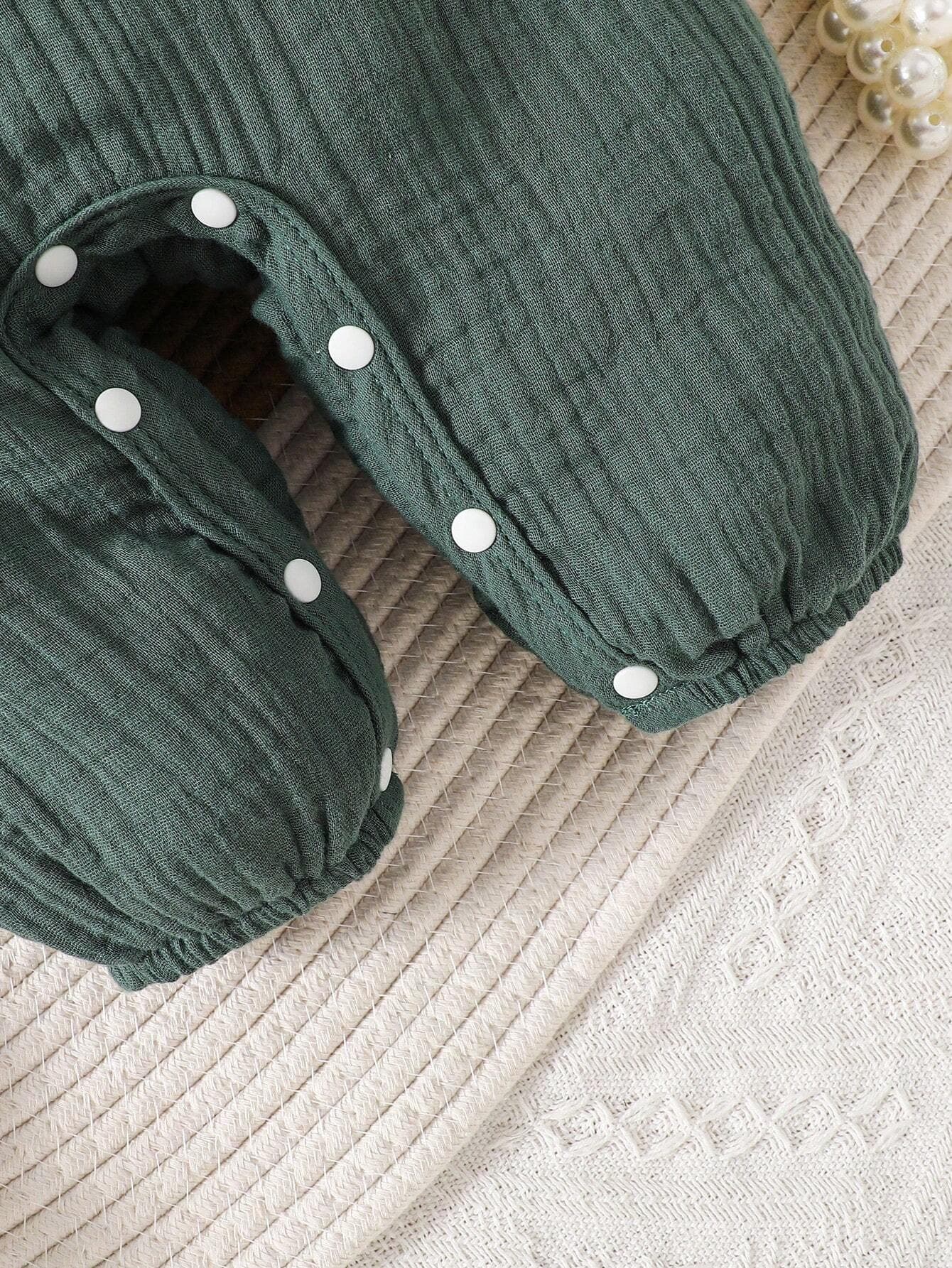 رومبير بناتي باللون الأخضر والأبيض مع إكسسوار للشعر