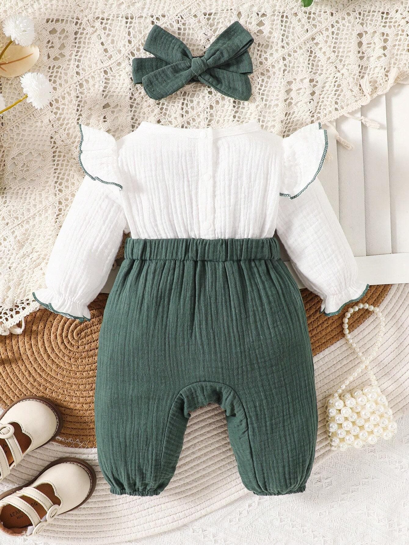 رومبير بناتي باللون الأخضر والأبيض مع إكسسوار للشعر