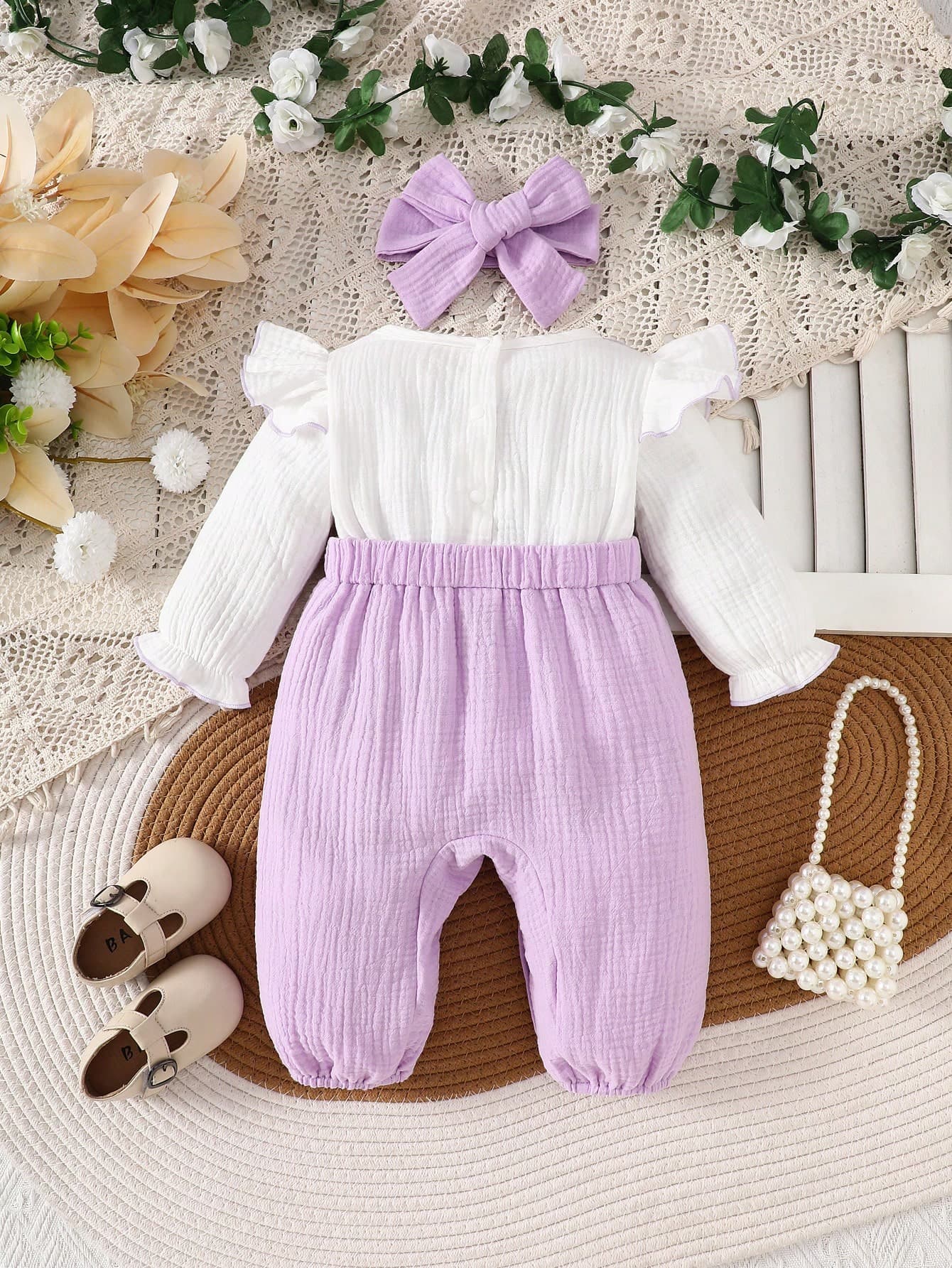 رومبير بناتي باللون الفوشي والأبيض مع إكسسوار للشعر