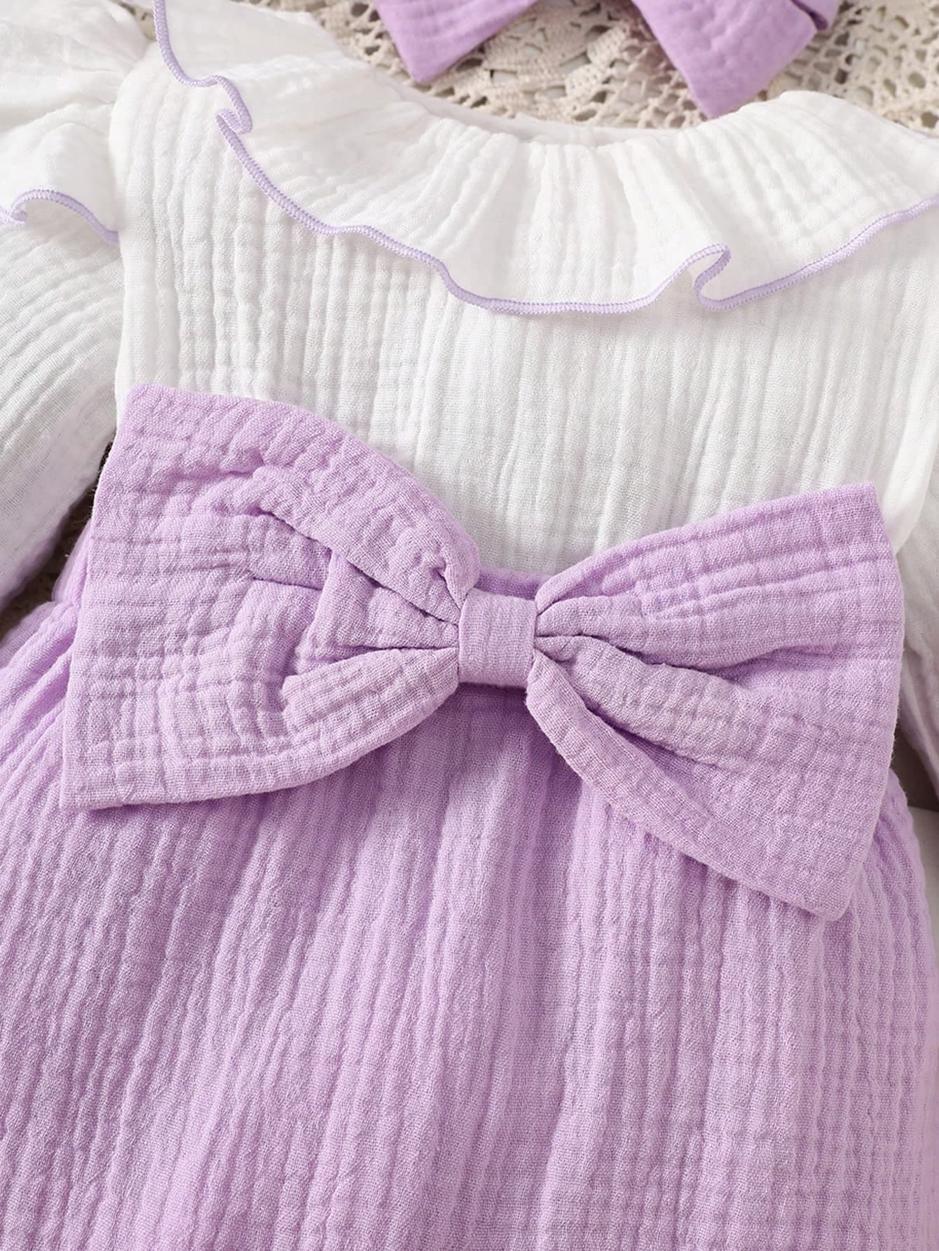 رومبير بناتي باللون الفوشي والأبيض مع إكسسوار للشعر