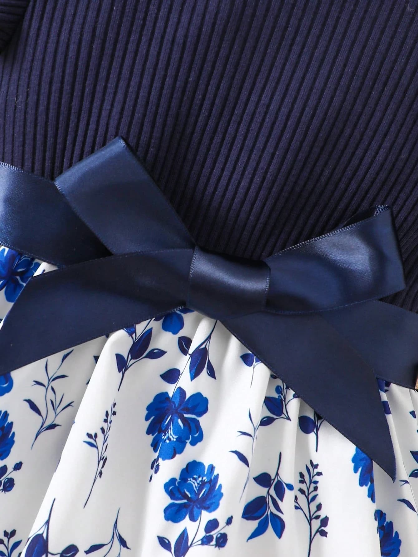 رومبير بناتي باللون الكحلي وبتصميم الورود