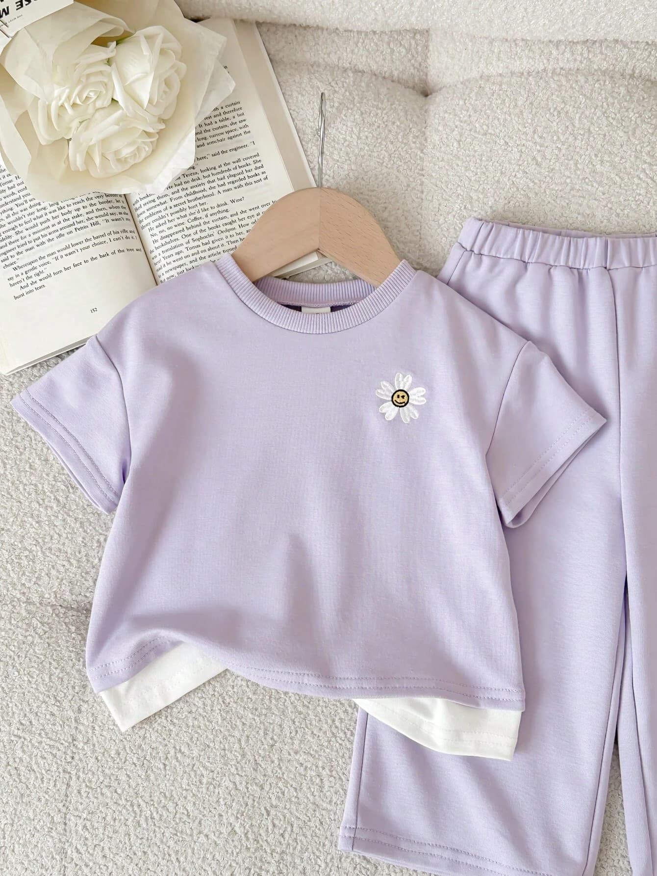 طقم تيشرت بأكمام قصيرة وبنطال ذو خصر مطاطي مزخرف بطباعة الزهور للبنات الصغار