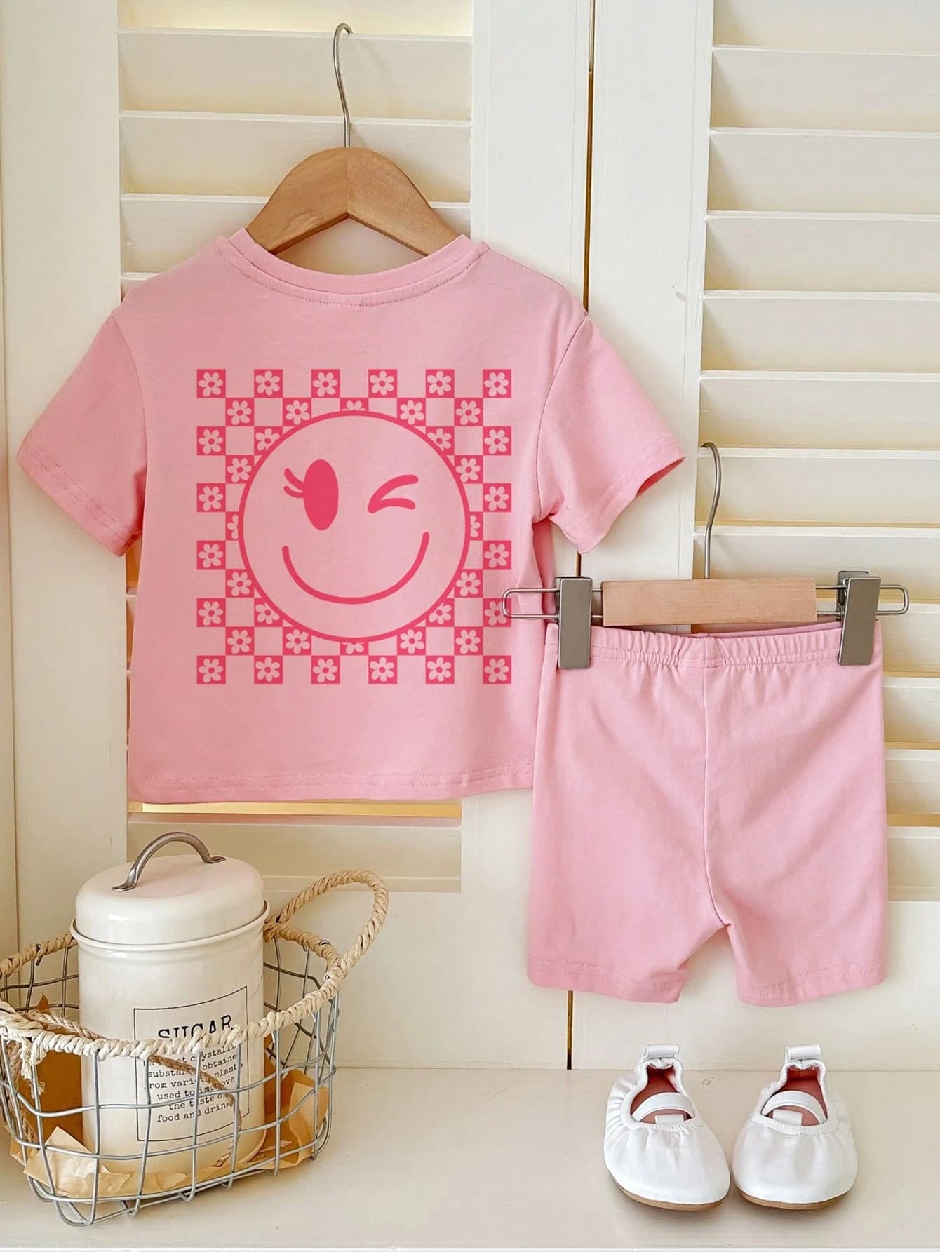 طقم ملابس علوية وشورت للبنات فيه نمط وجه مبتسم