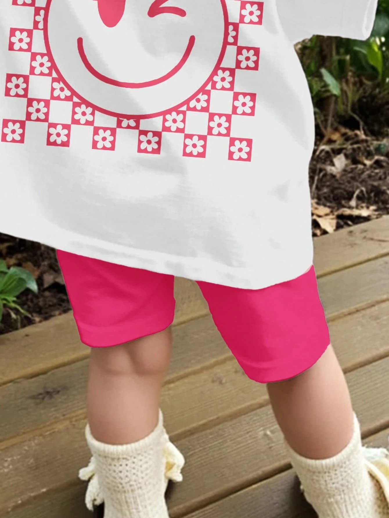 طقم ملابس علوية وشورت للبنات فيه نمط وجه مبتسم