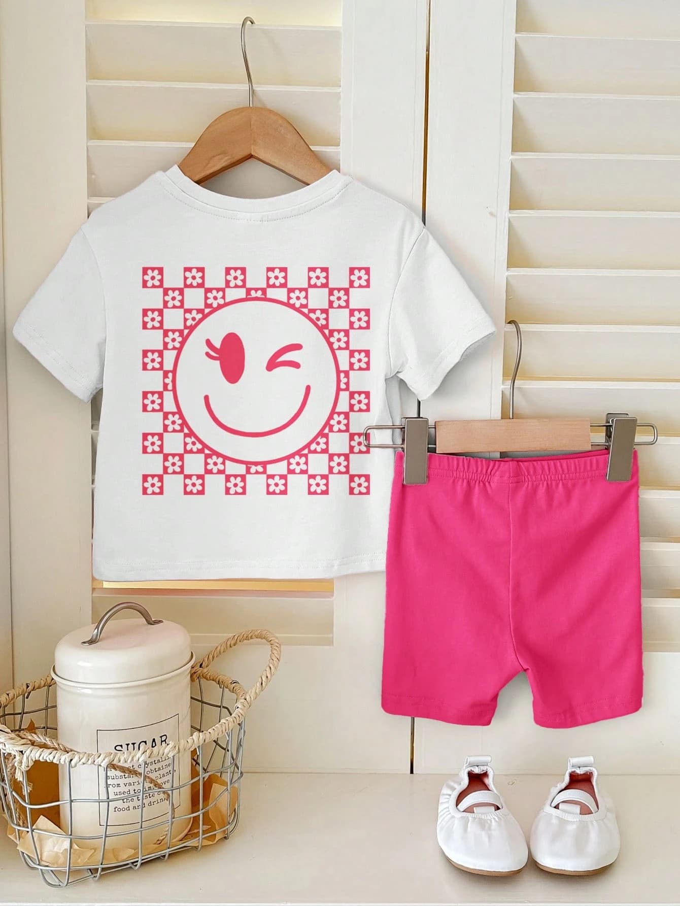 طقم ملابس علوية وشورت للبنات فيه نمط وجه مبتسم