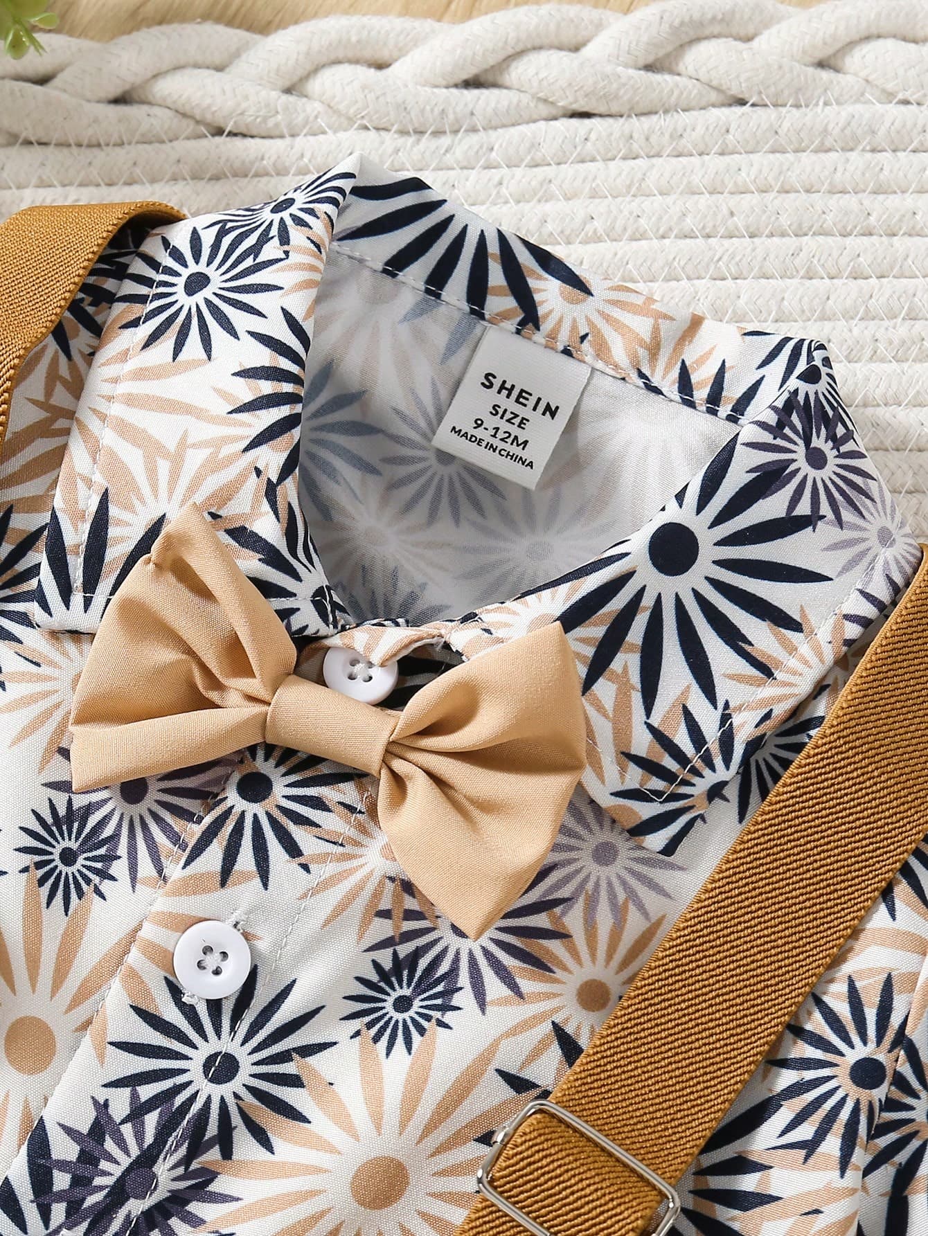 طقم ولادي قميص وصدرية بطبعات زهرية 