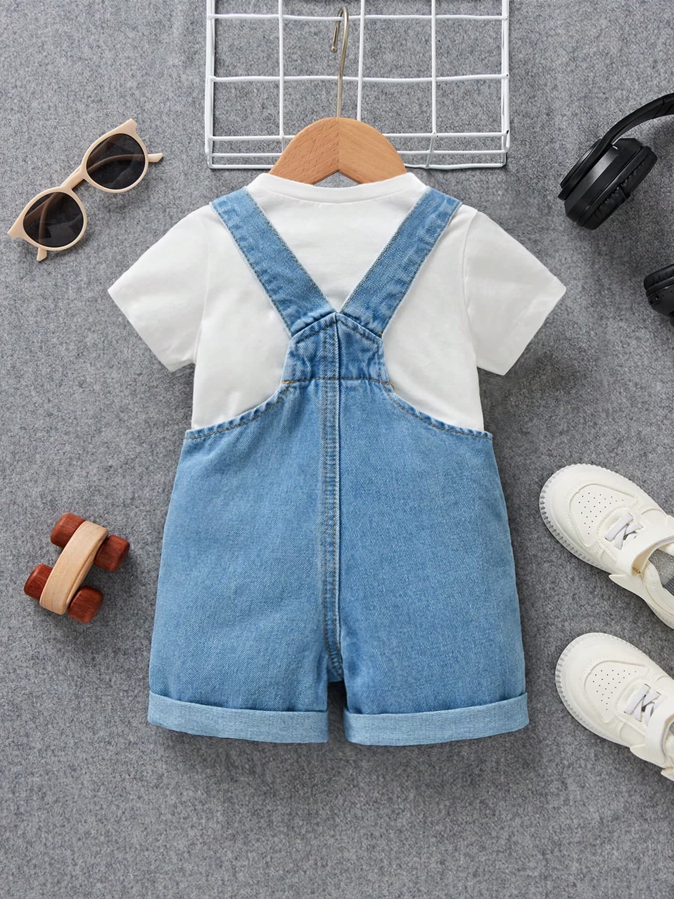 أفارول جينز بلون أزرق فاتح (بدون تي شيرت)