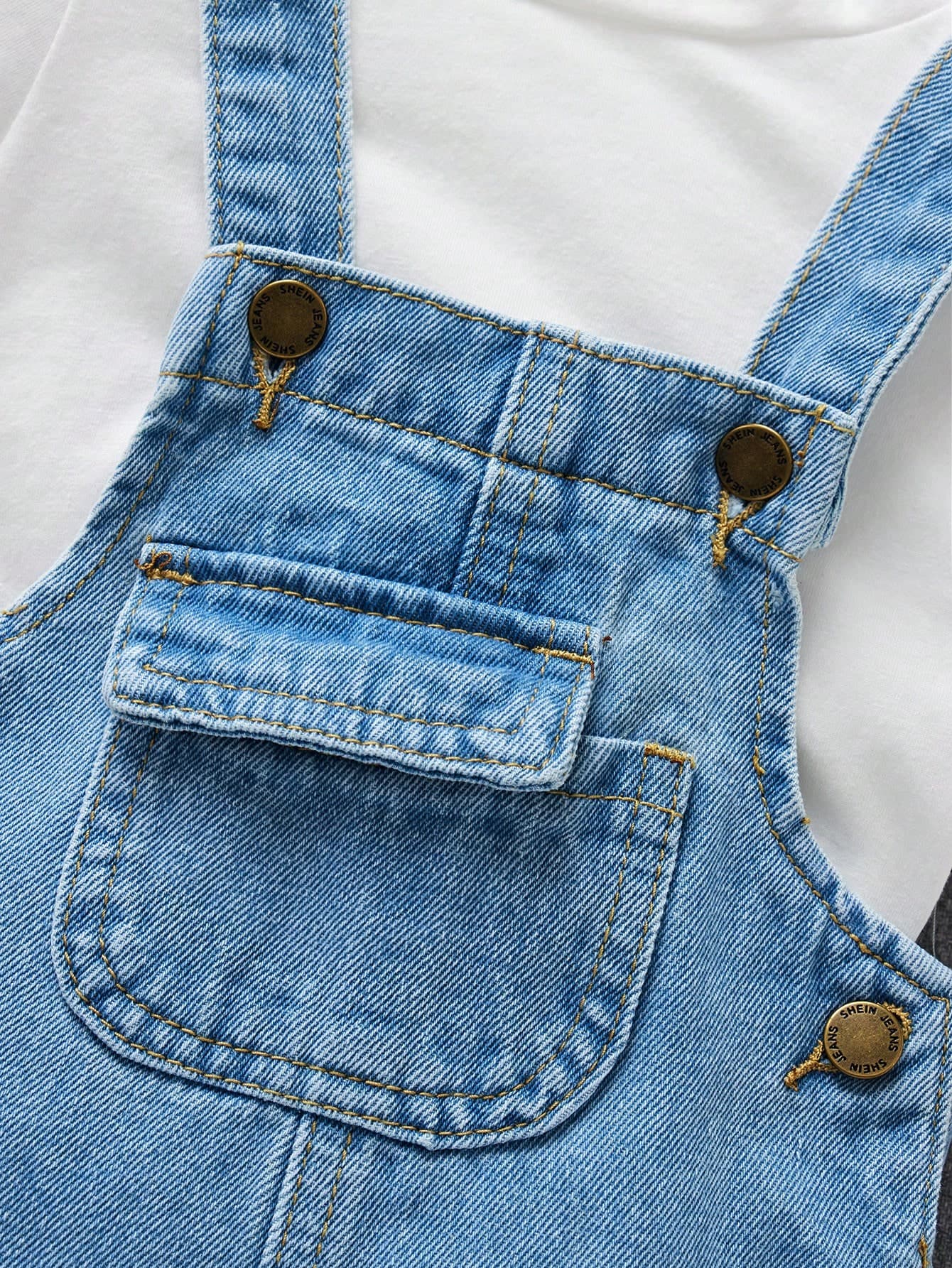 أفارول جينز بلون أزرق فاتح (بدون تي شيرت)