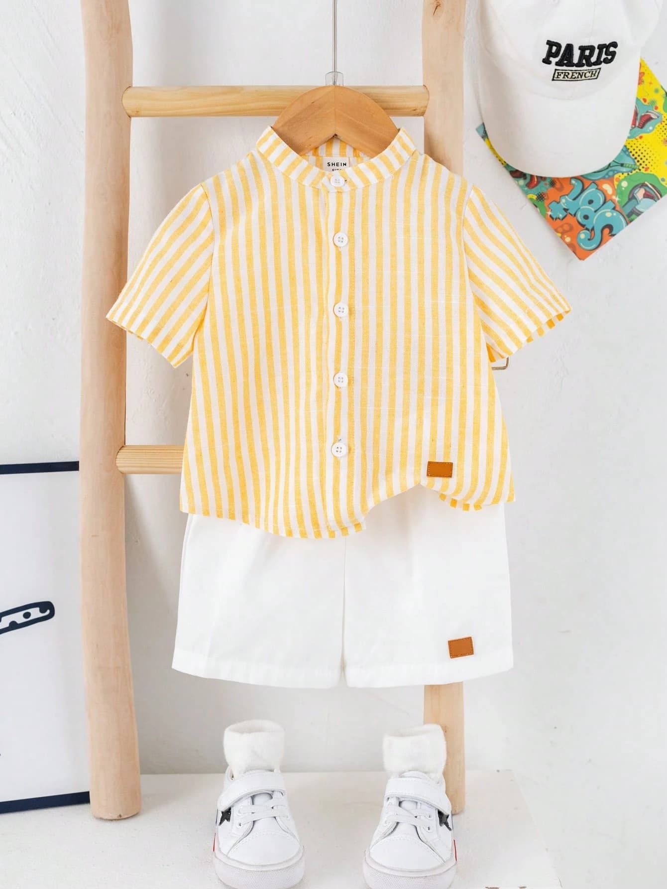 طقم ولادي ذو قميص أصفر مخطط وشورت أبيض