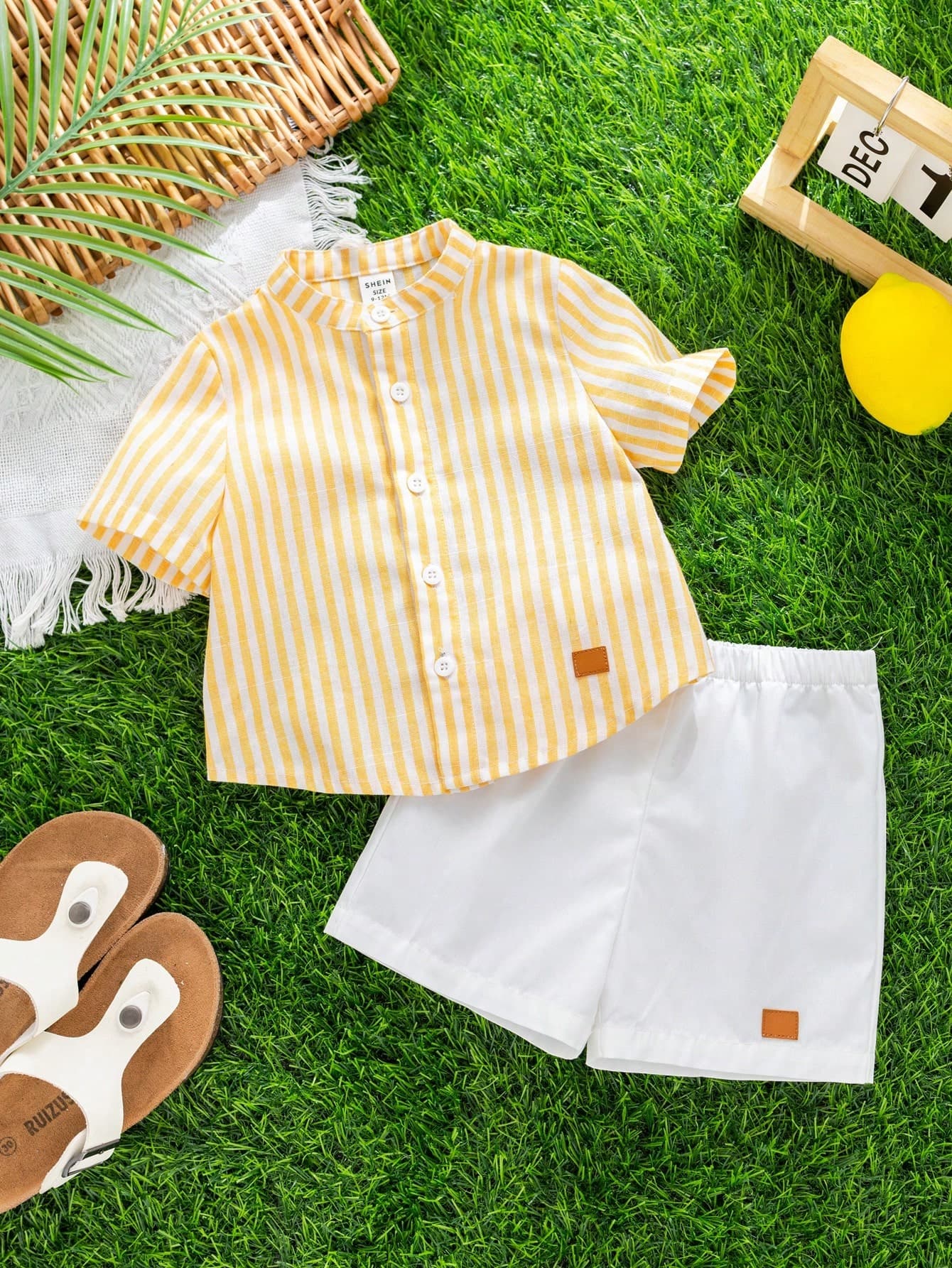 طقم ولادي ذو قميص أصفر مخطط وشورت أبيض