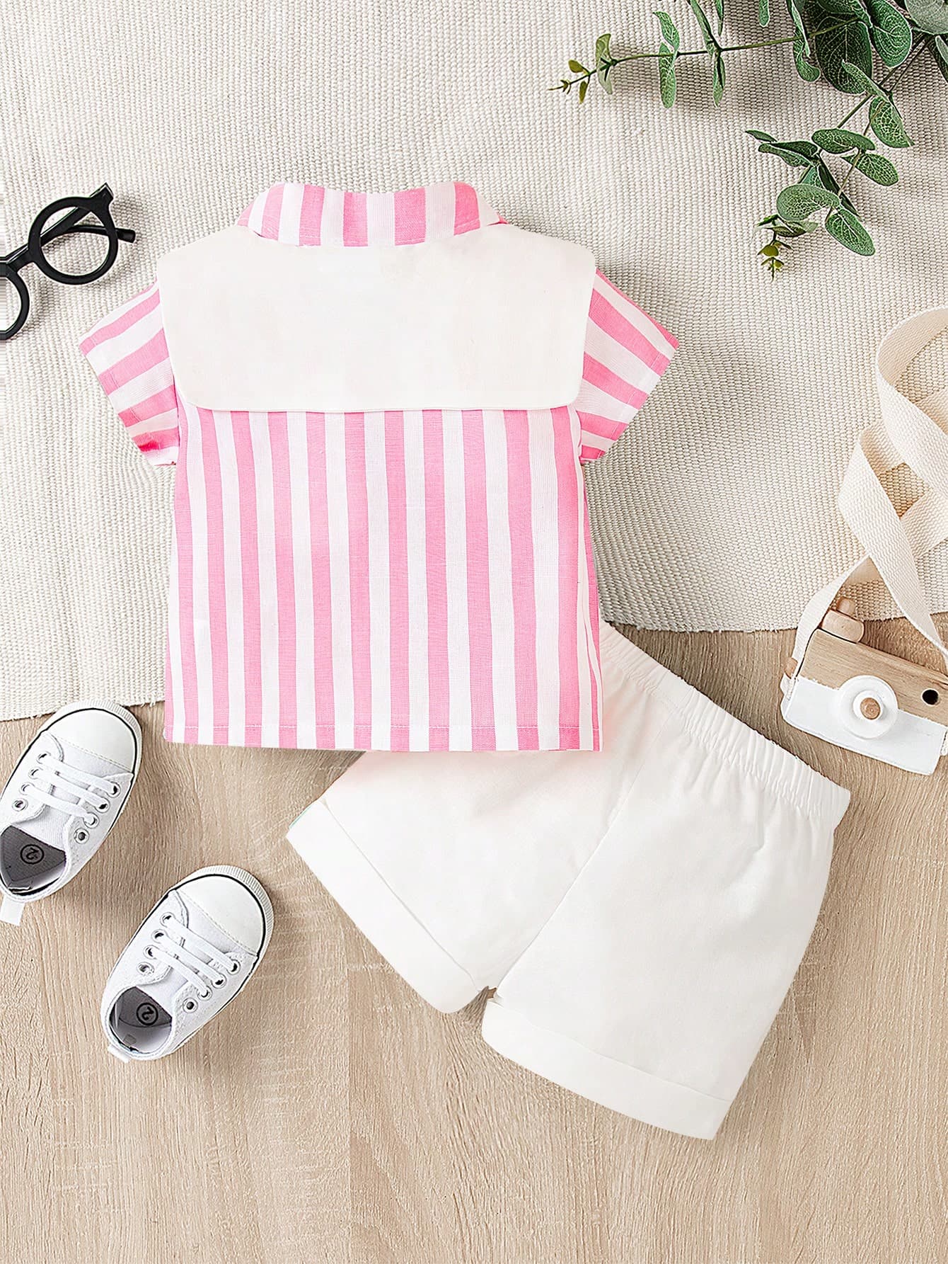 طقم ولادي ذو قميص زهري مخطط وشورت أبيض ولحشة