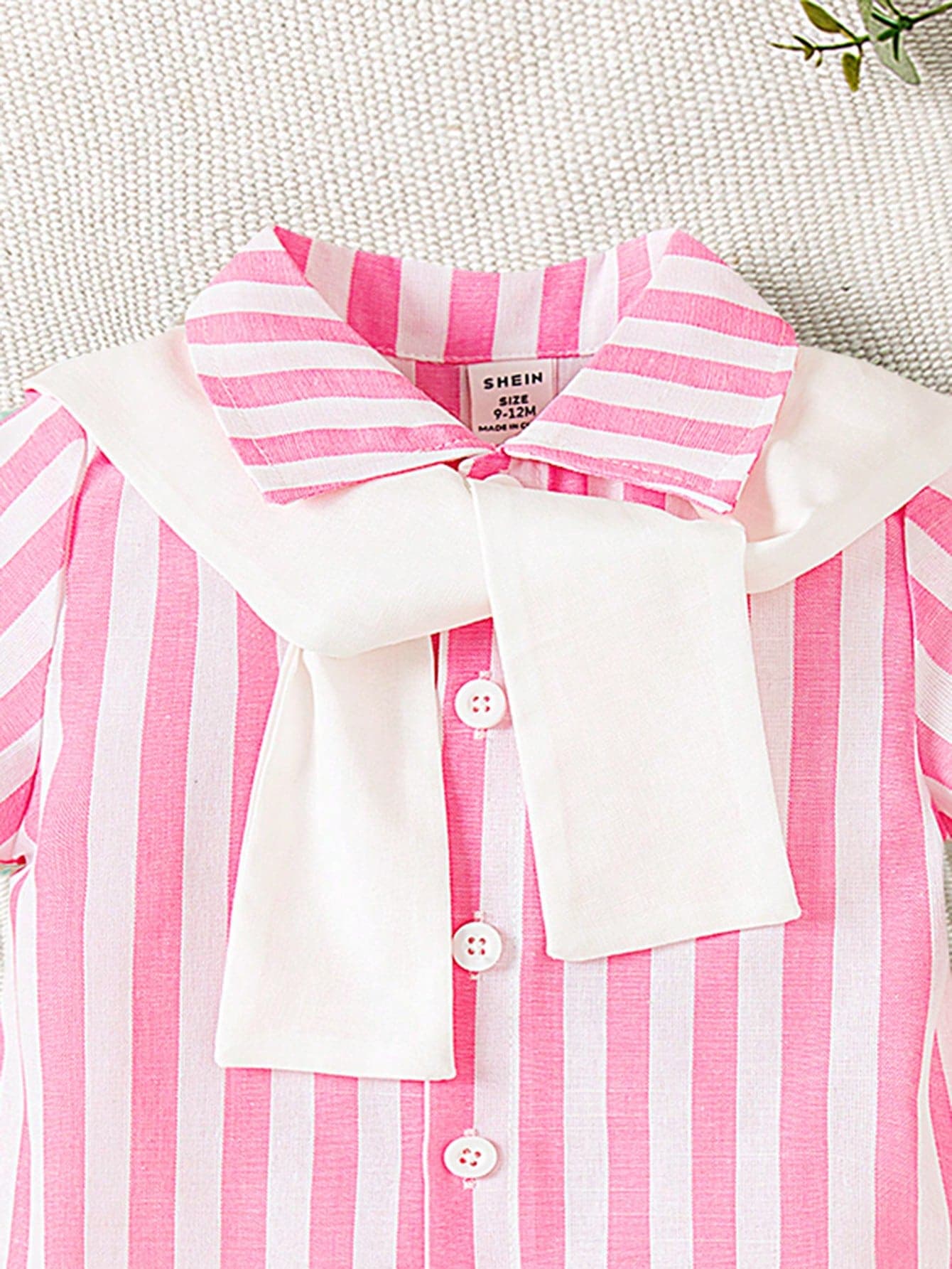 طقم ولادي ذو قميص زهري مخطط وشورت أبيض ولحشة