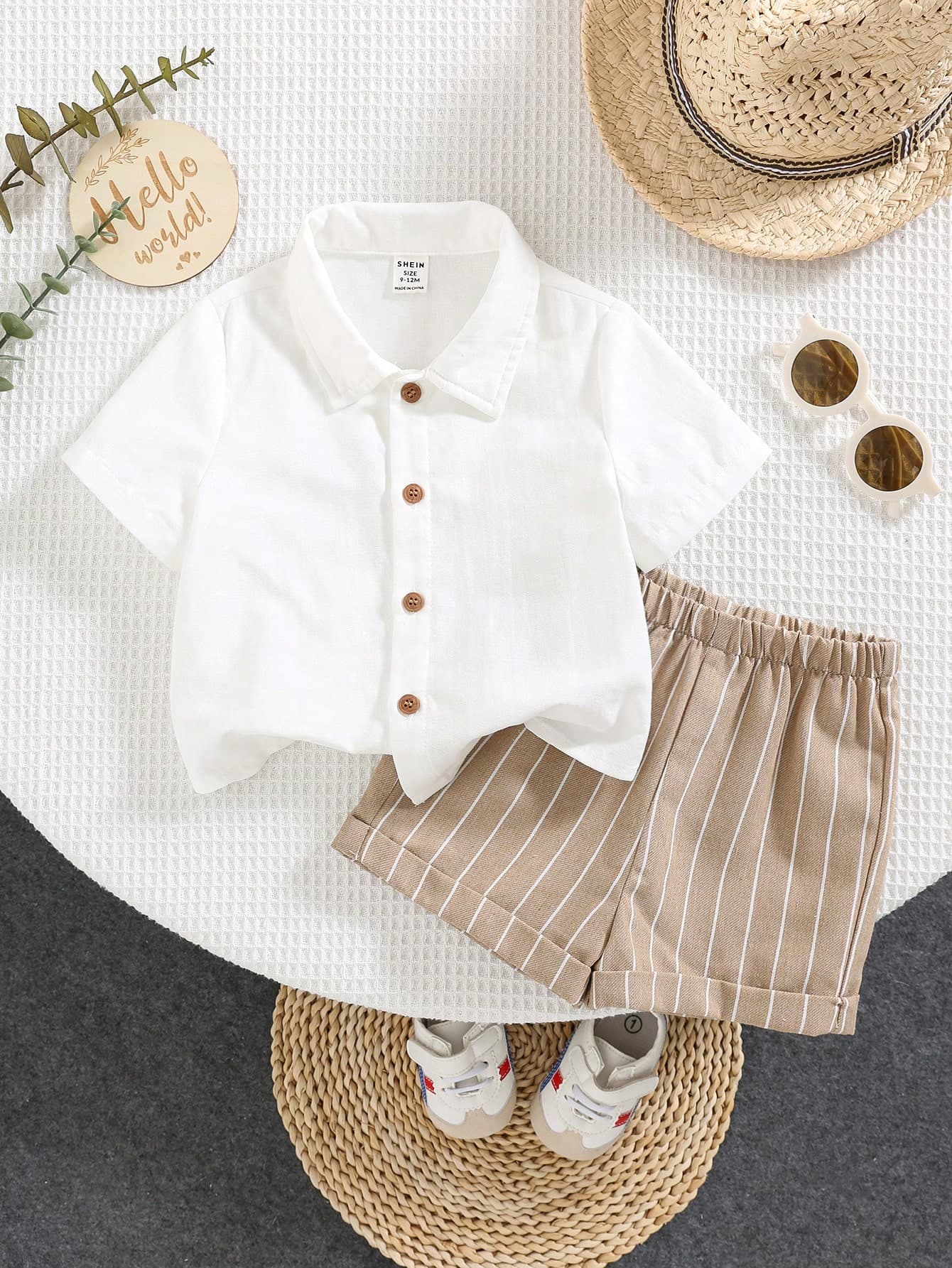طقم ولادي ذو قميص ابيض وشورت بيج