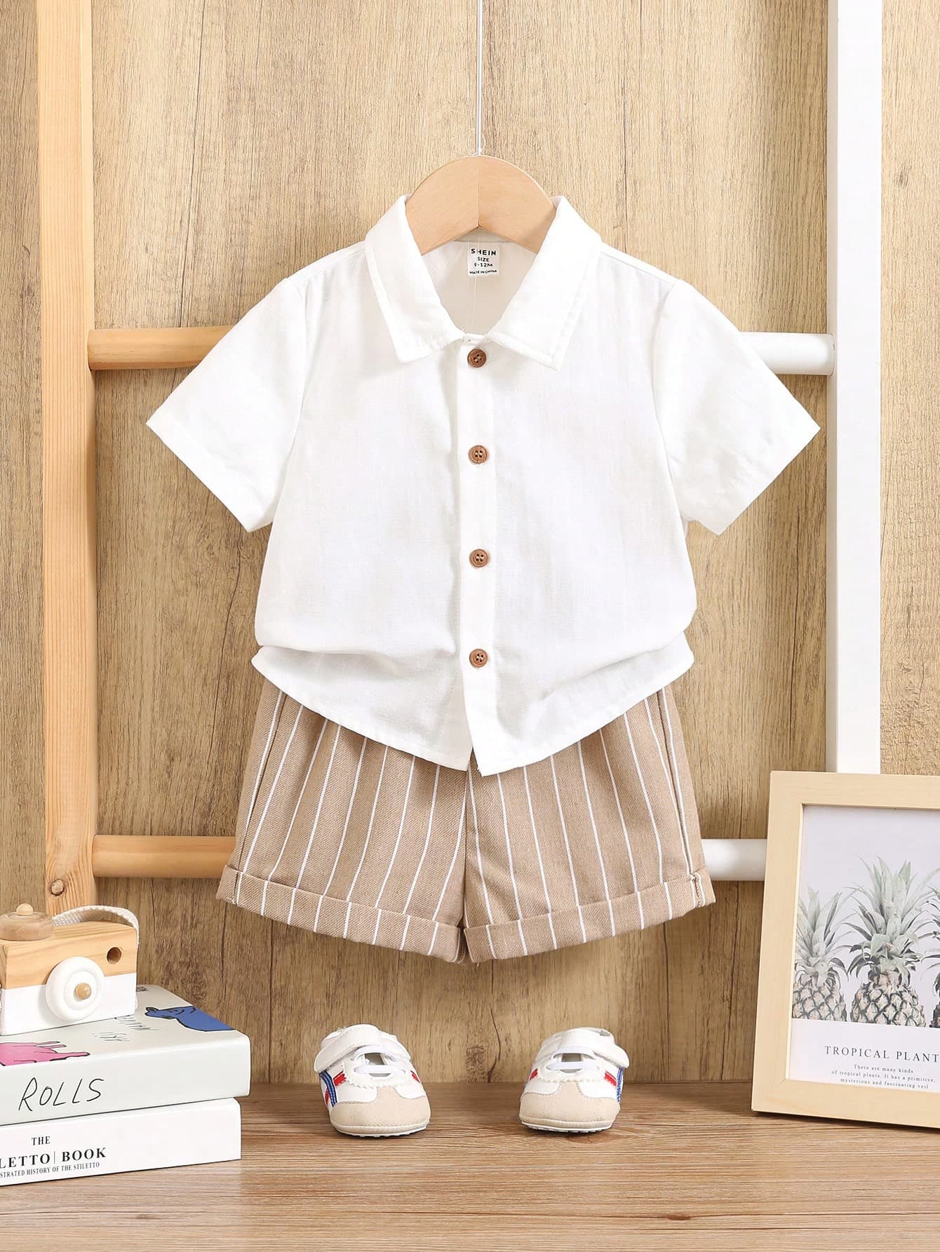 طقم ولادي ذو قميص ابيض وشورت بيج
