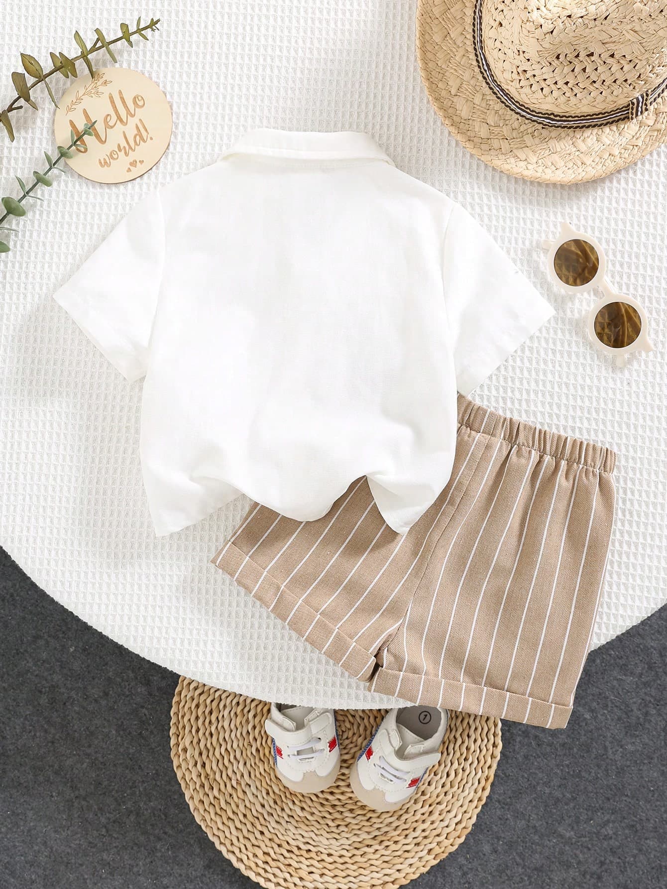 طقم ولادي ذو قميص ابيض وشورت بيج