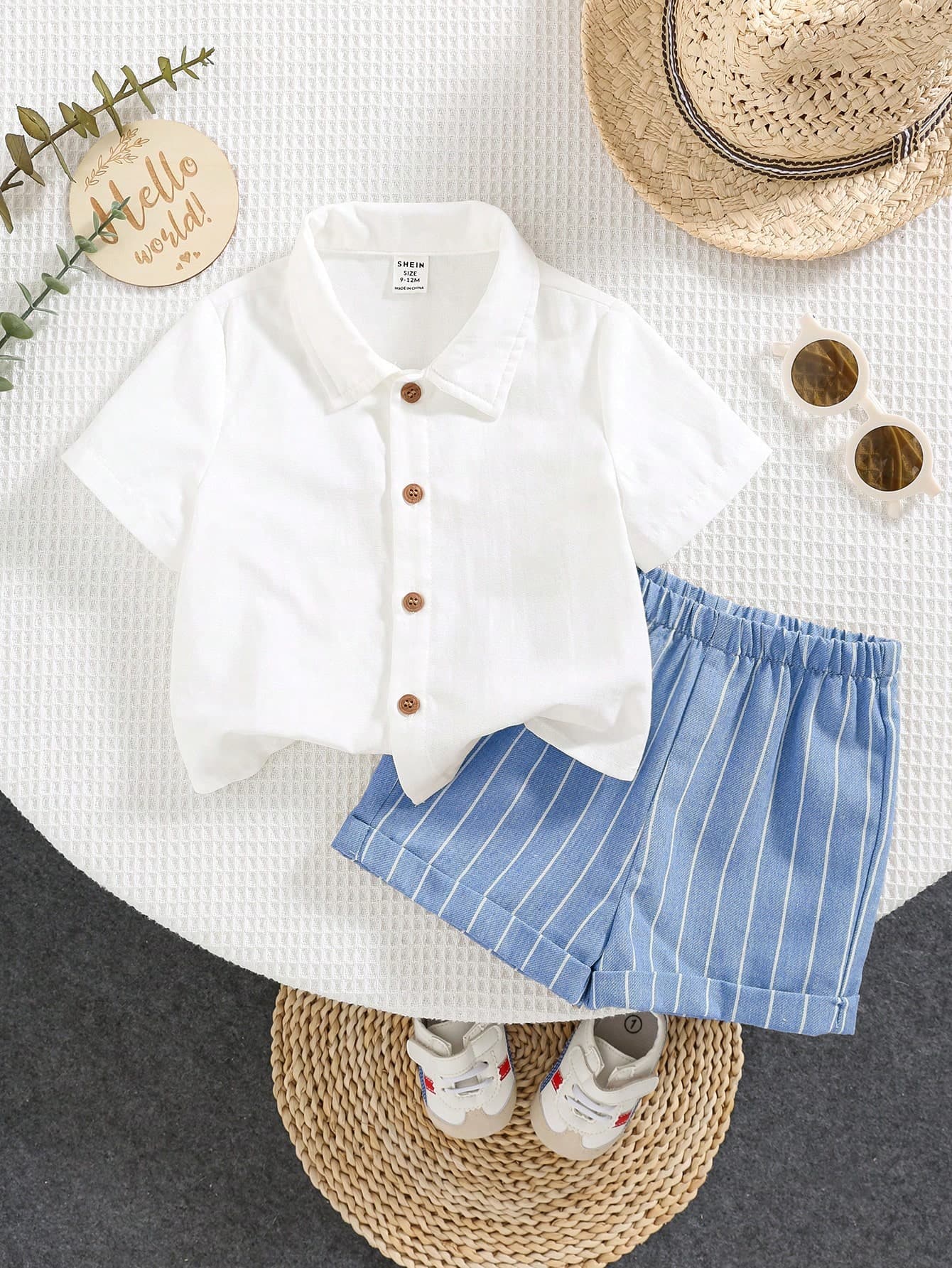 طقم ولادي ذو قميص ابيض وشورت أزرق
