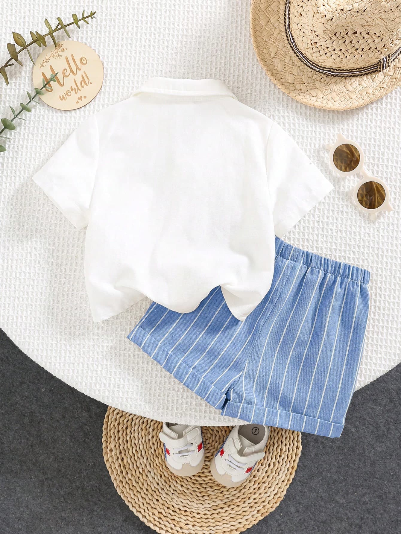 طقم ولادي ذو قميص ابيض وشورت أزرق