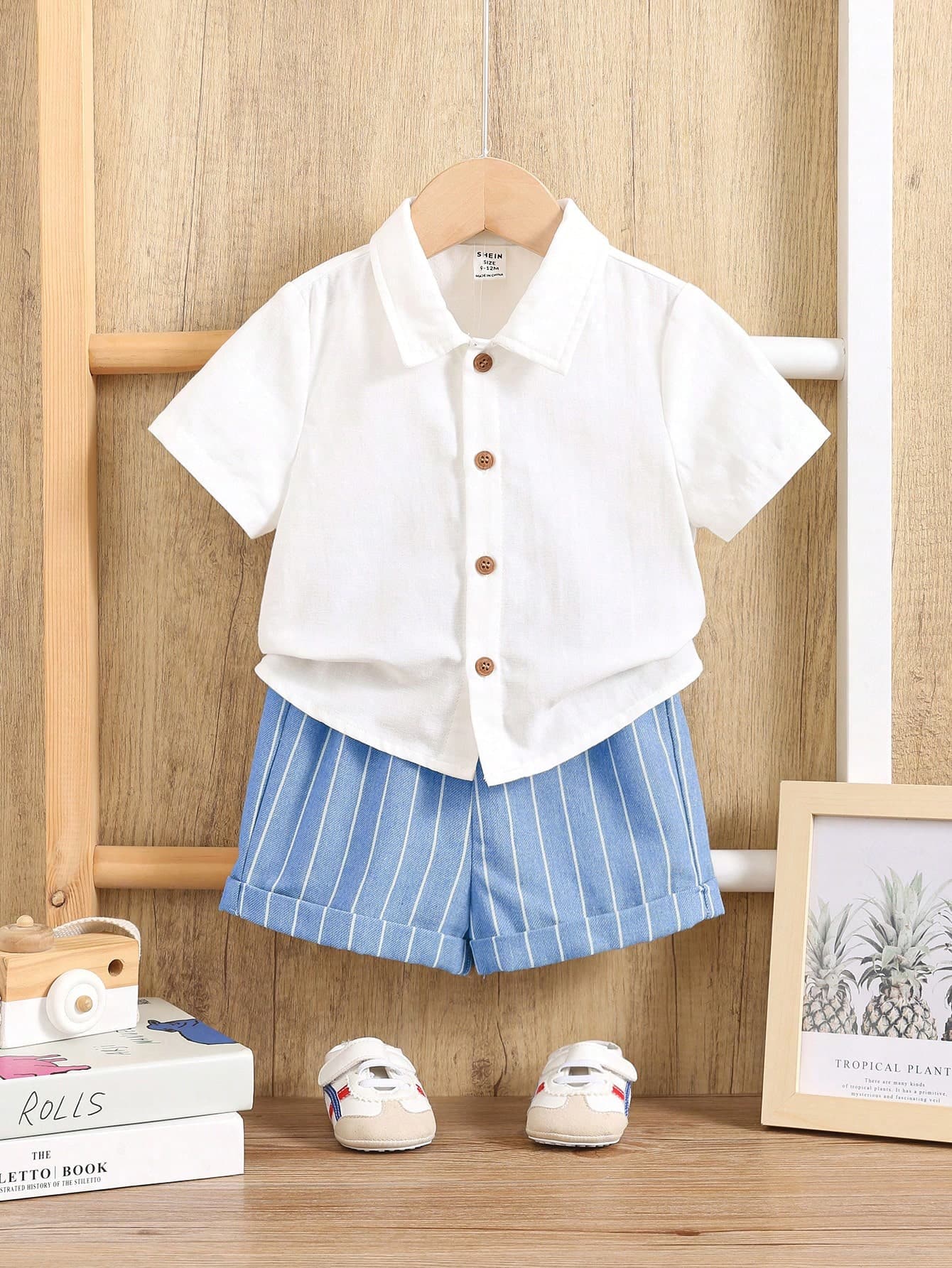 طقم ولادي ذو قميص ابيض وشورت أزرق