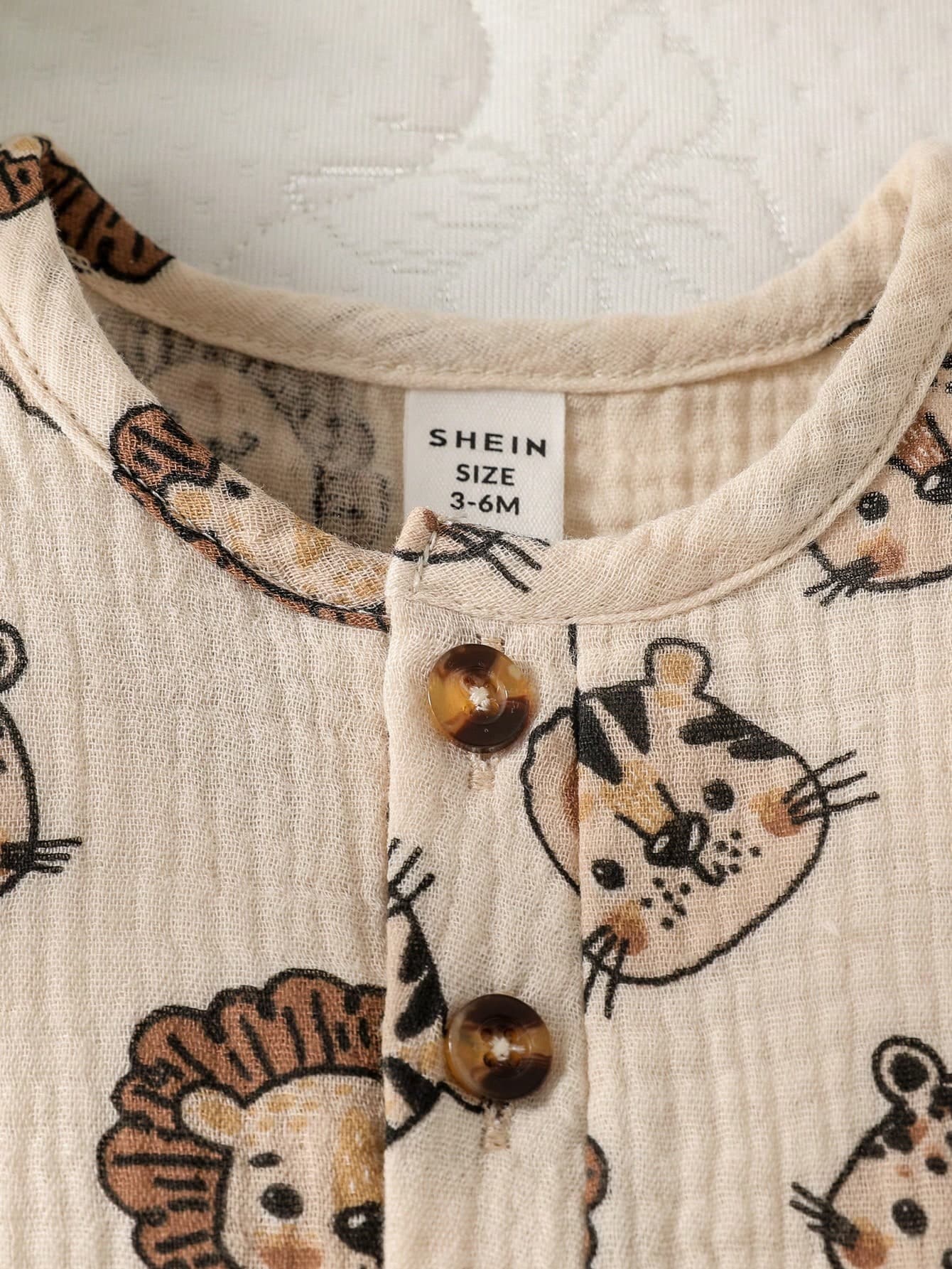 رومبير ولادي بلا أكمام بطبعة الأسد