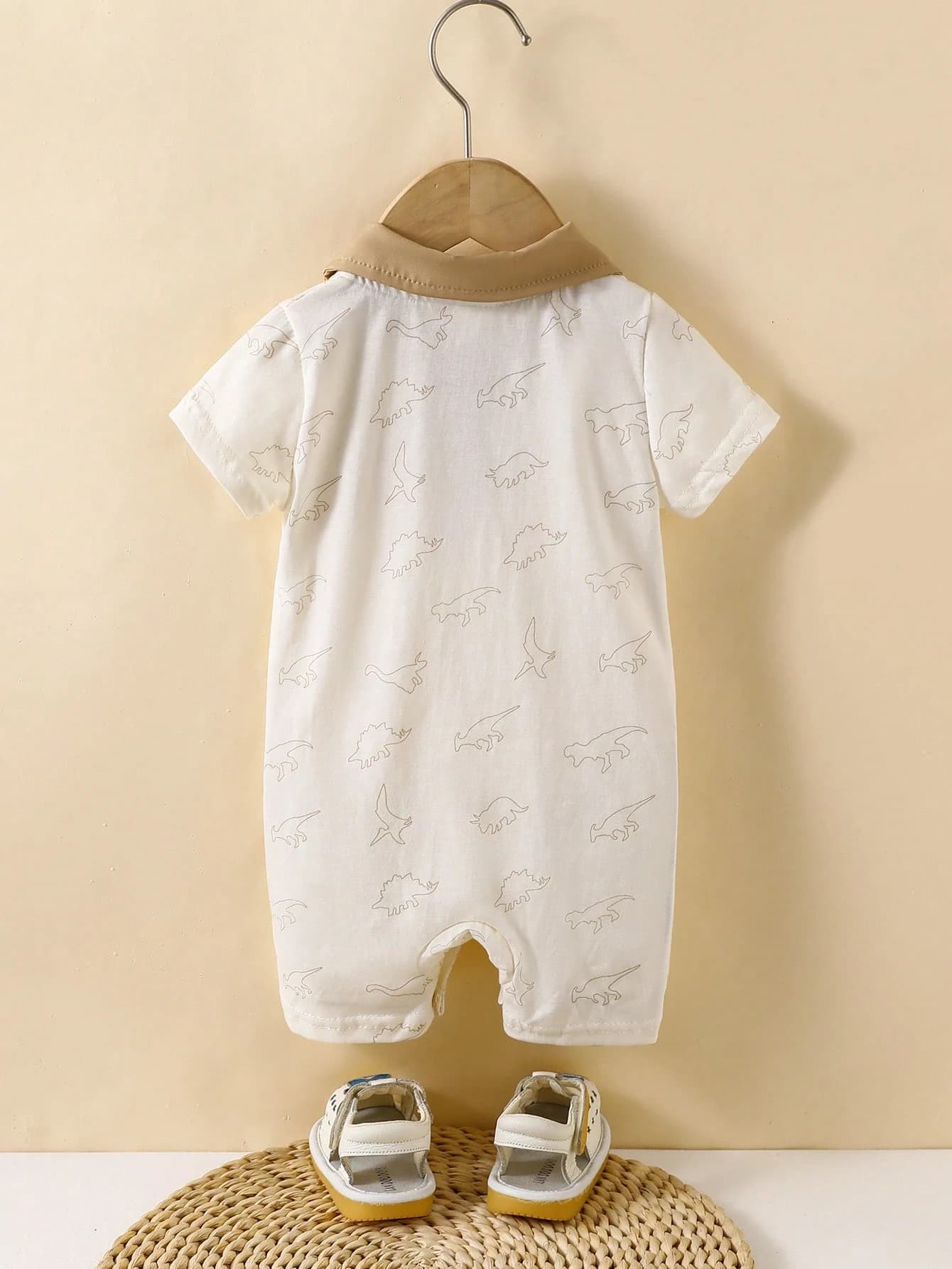 رومبير ولادي أبيض بطباعة خفيفة