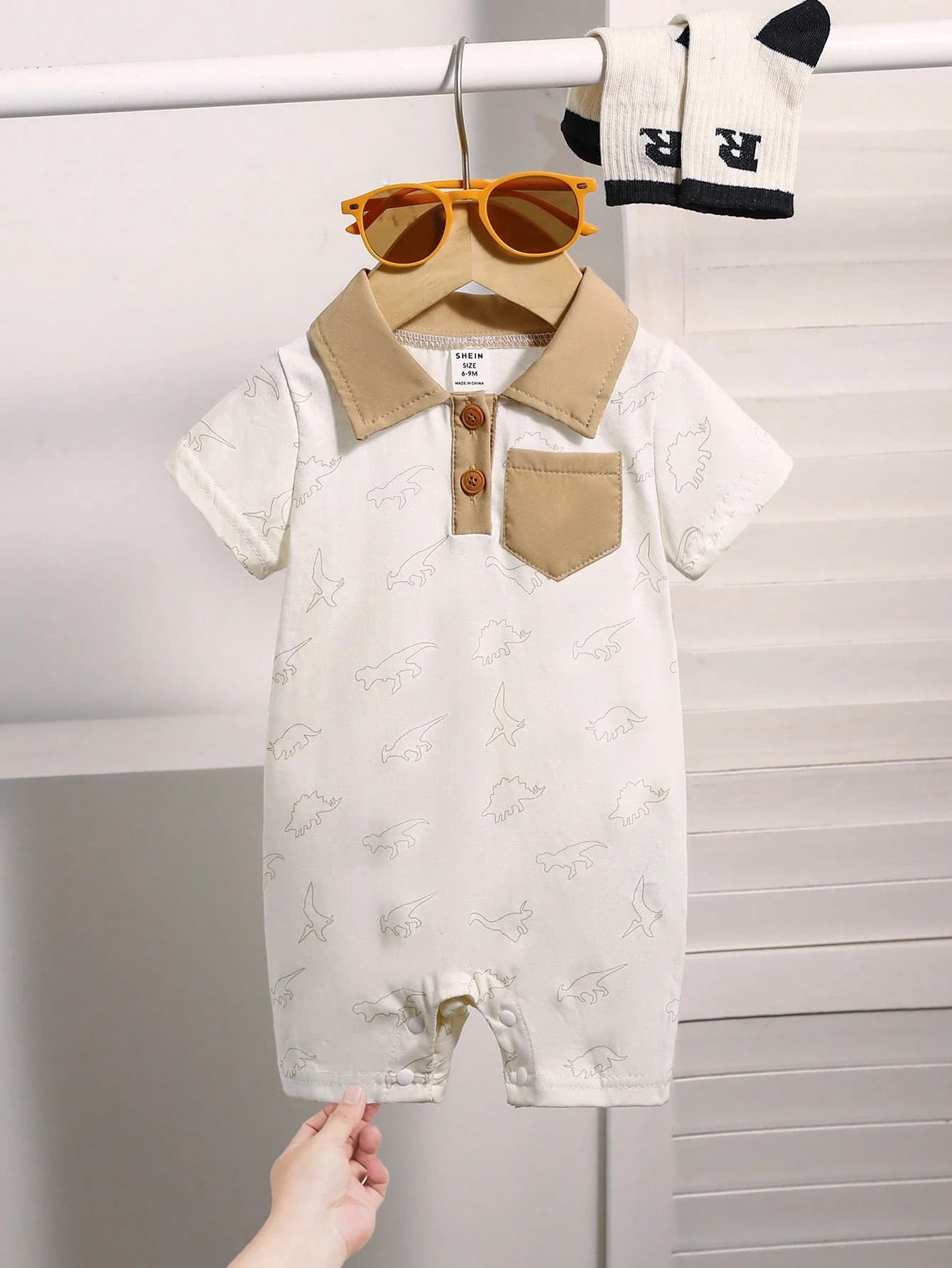 رومبير ولادي أبيض بطباعة خفيفة