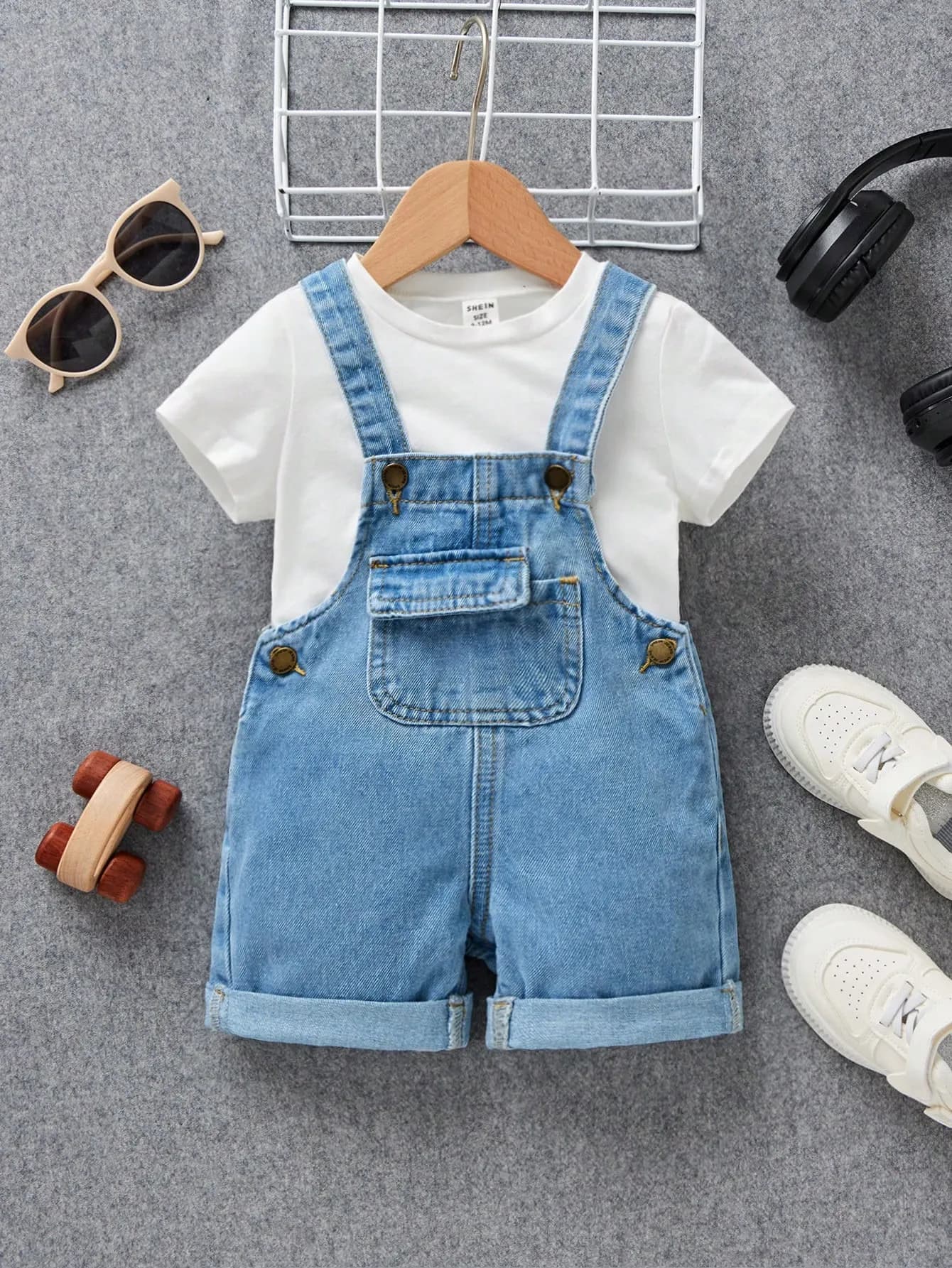 أفارول جينز بلون أزرق فاتح (بدون تي شيرت)