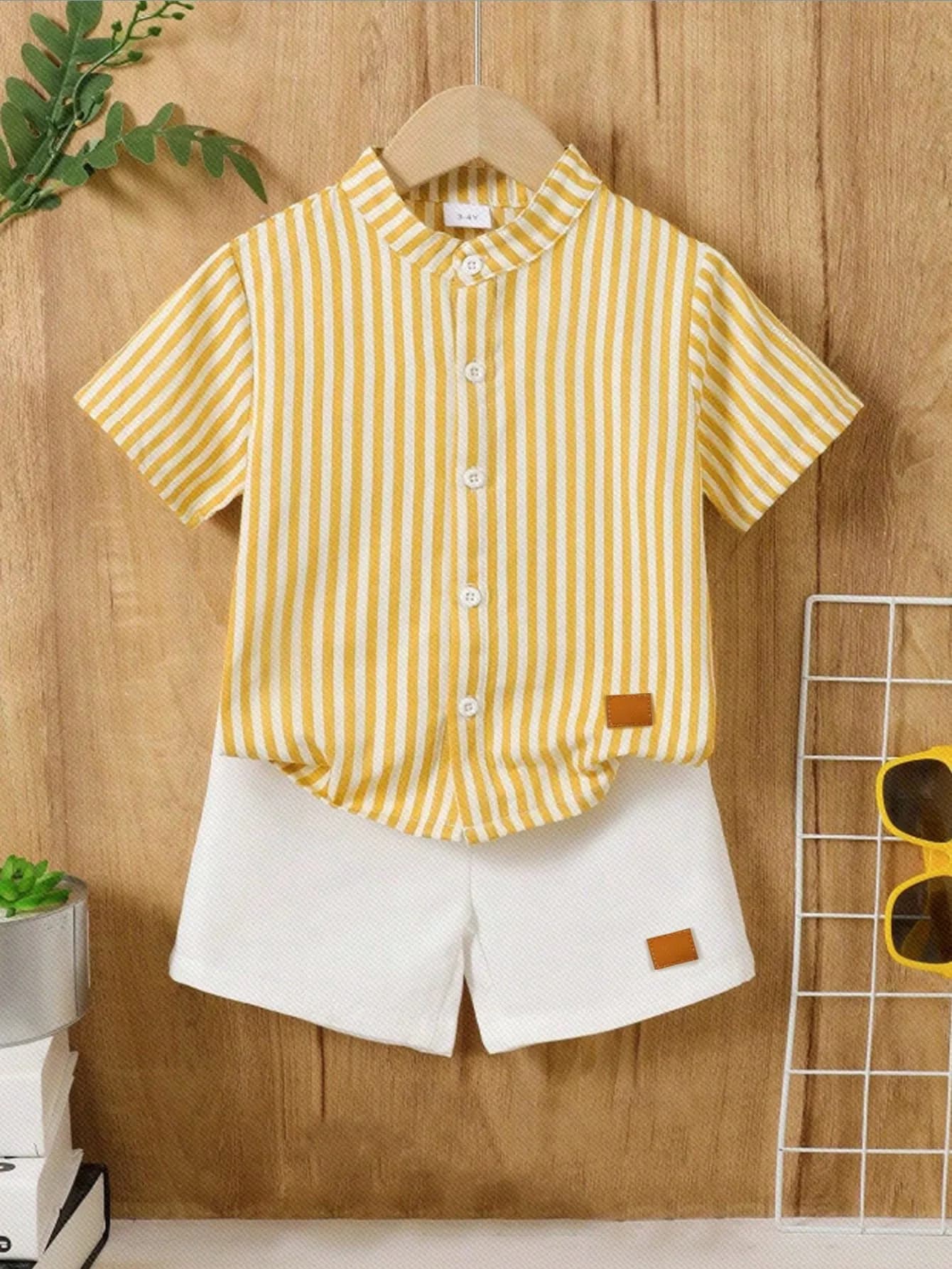 طقم ولادي ذو قميص أصفر مخطط وشورت أبيض