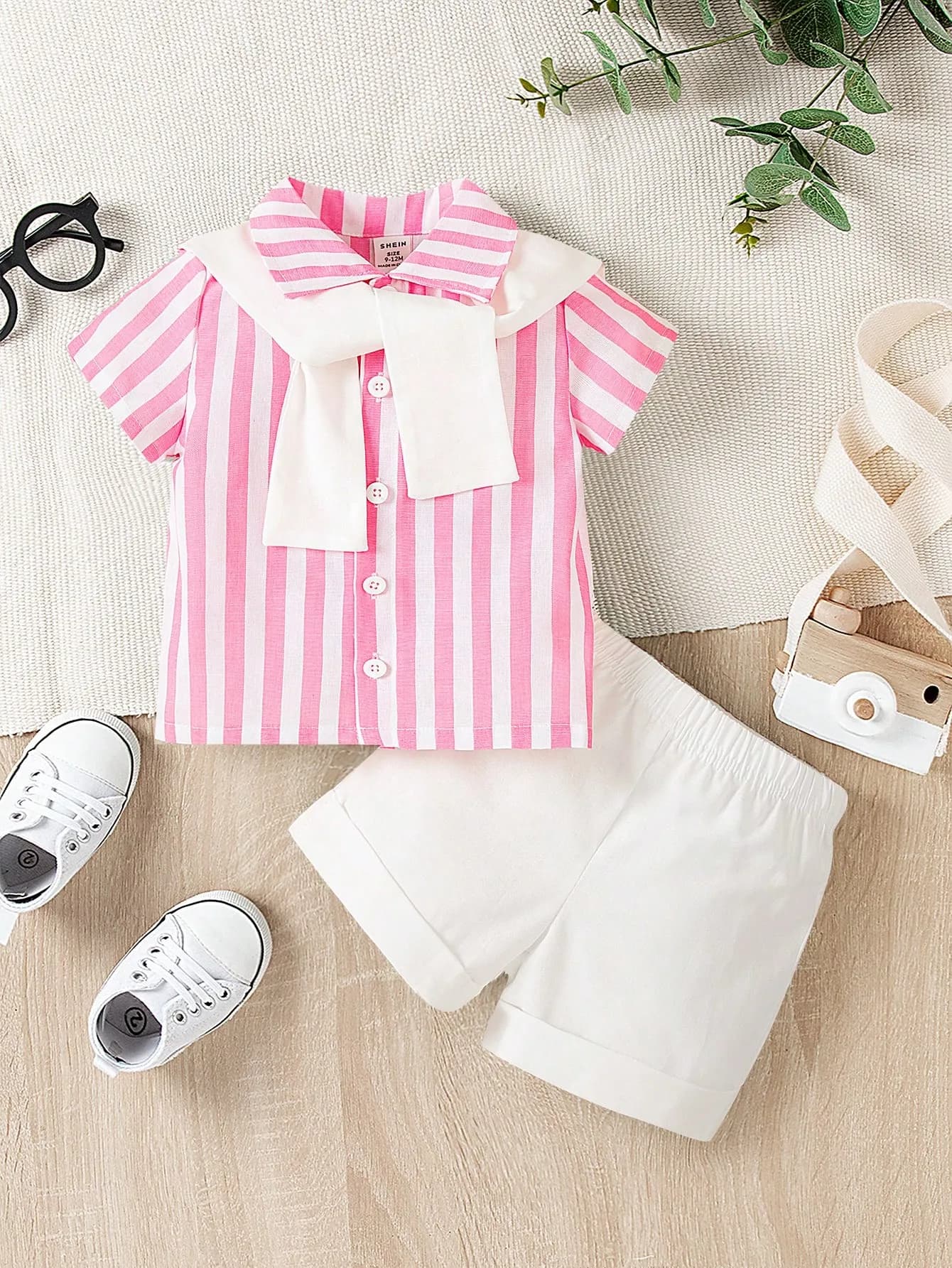 طقم ولادي ذو قميص زهري مخطط وشورت أبيض ولحشة