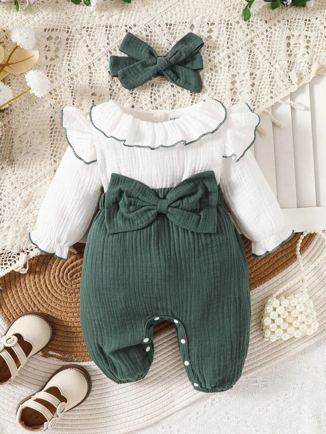 رومبير بناتي باللون الأخضر والأبيض مع إكسسوار للشعر