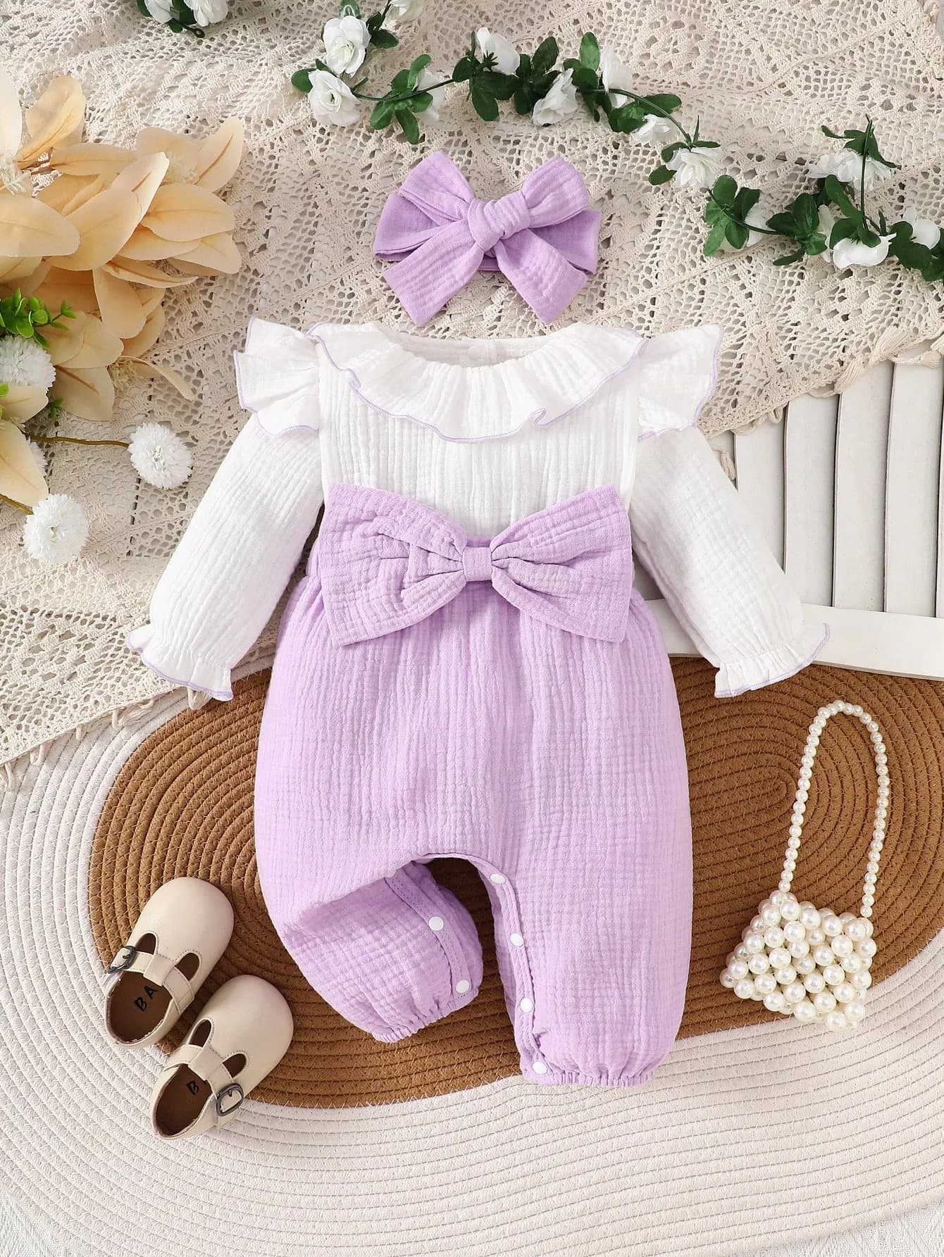 رومبير بناتي باللون الفوشي والأبيض مع إكسسوار للشعر