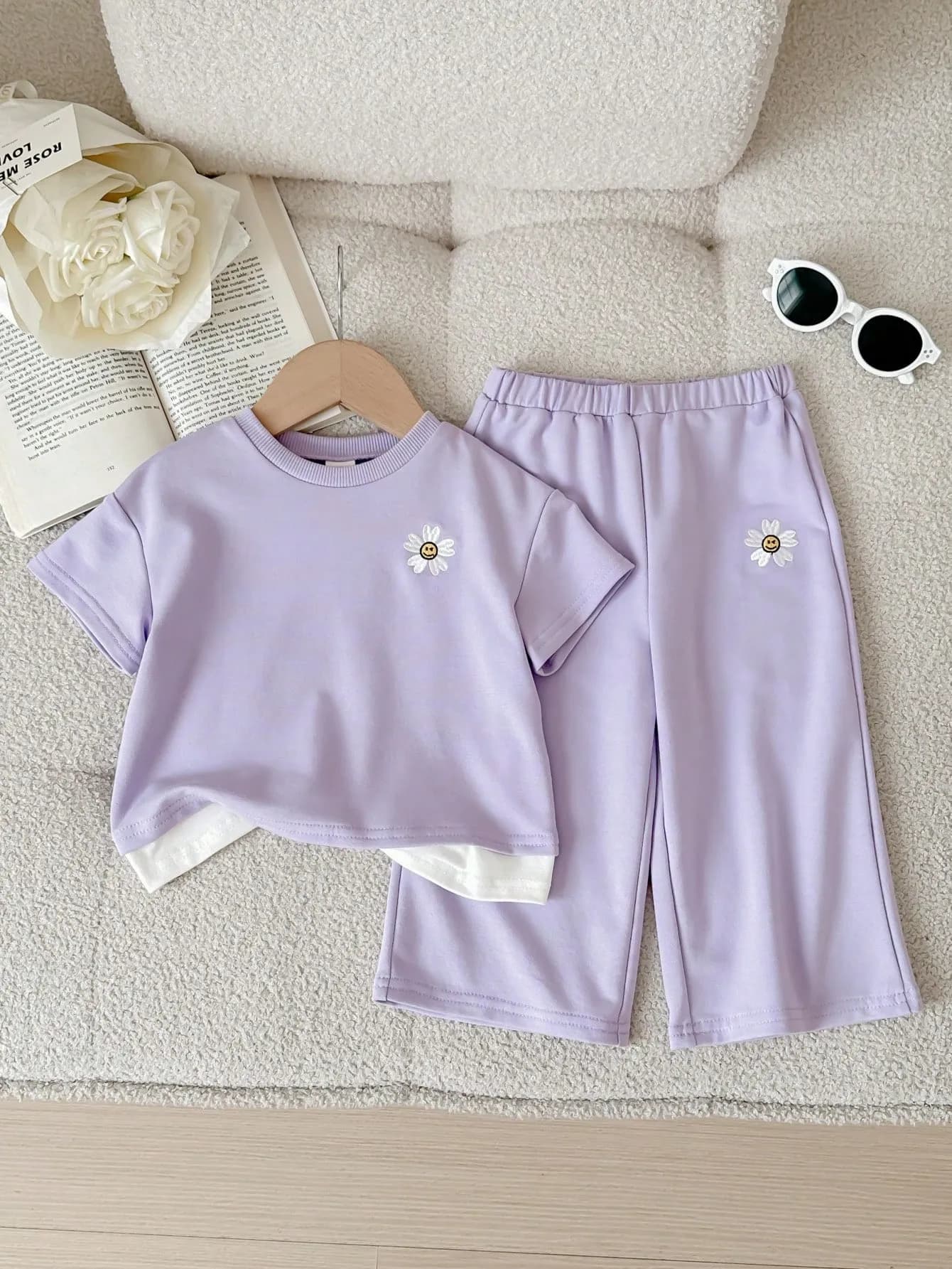 طقم تيشرت بأكمام قصيرة وبنطال ذو خصر مطاطي مزخرف بطباعة الزهور للبنات الصغار