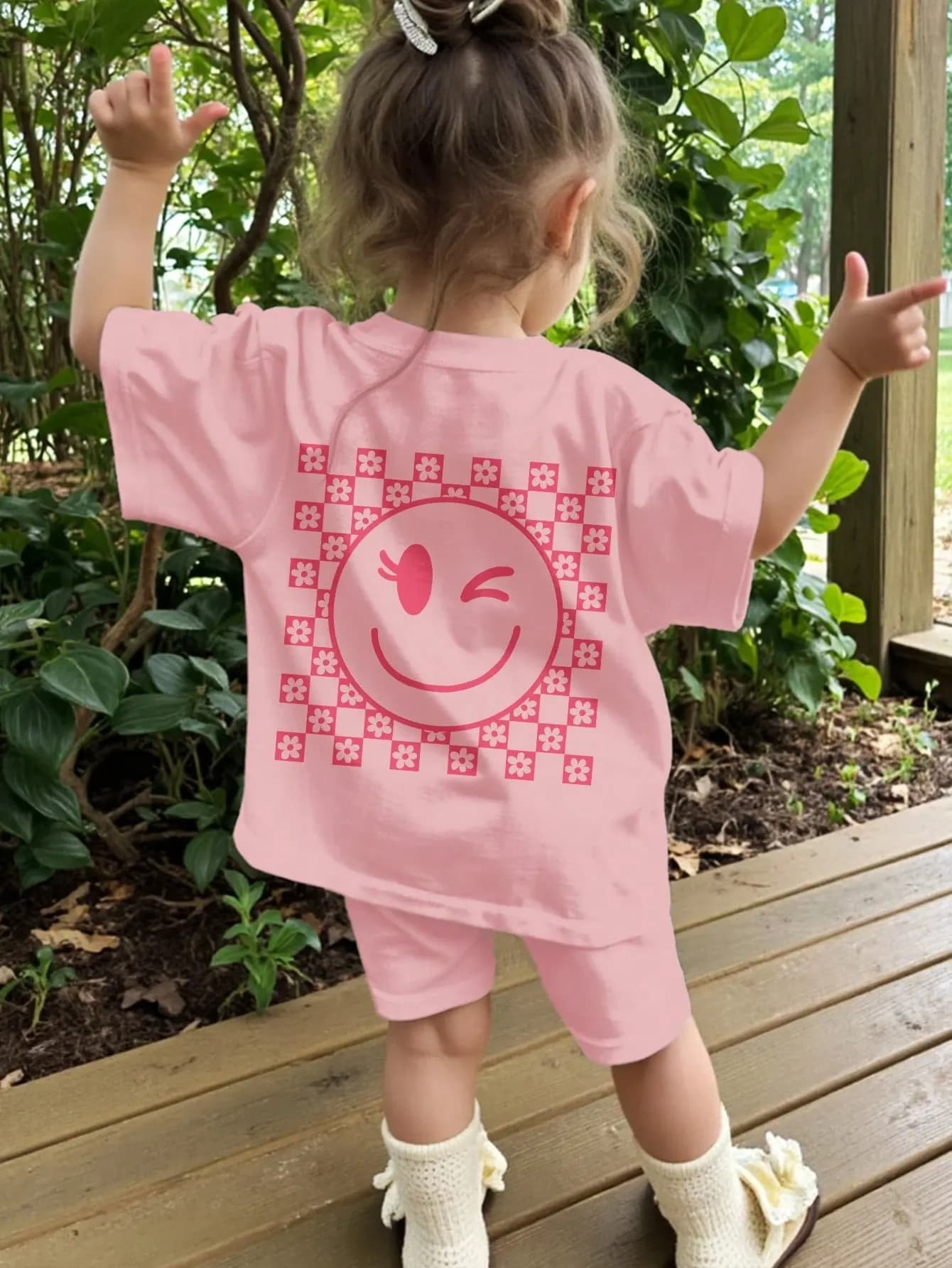 طقم ملابس علوية وشورت للبنات فيه نمط وجه مبتسم