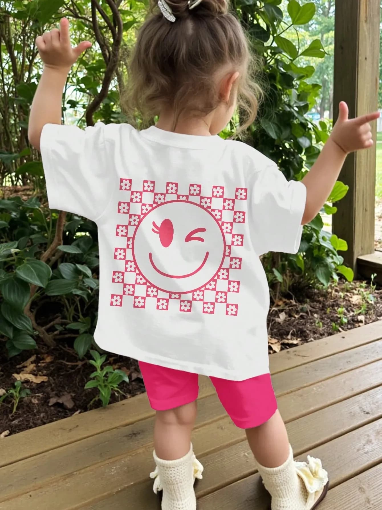 طقم ملابس علوية وشورت للبنات فيه نمط وجه مبتسم